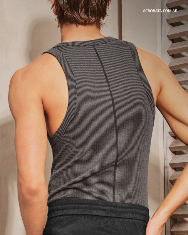 3 momentos para usar nuestra musculosa #𝗕𝗘𝗥𝗟𝗜𝗡

- clave para el look del día
- entrenar cómodo
- relajarte y descansar

[ acrobata.com.ar ]